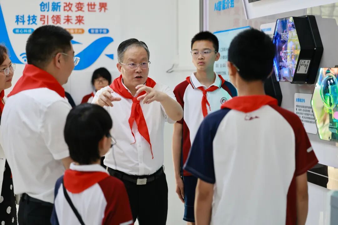 汪华辉“六一”率队看望慰问少年儿童，祝全区广大少年儿童节日快乐